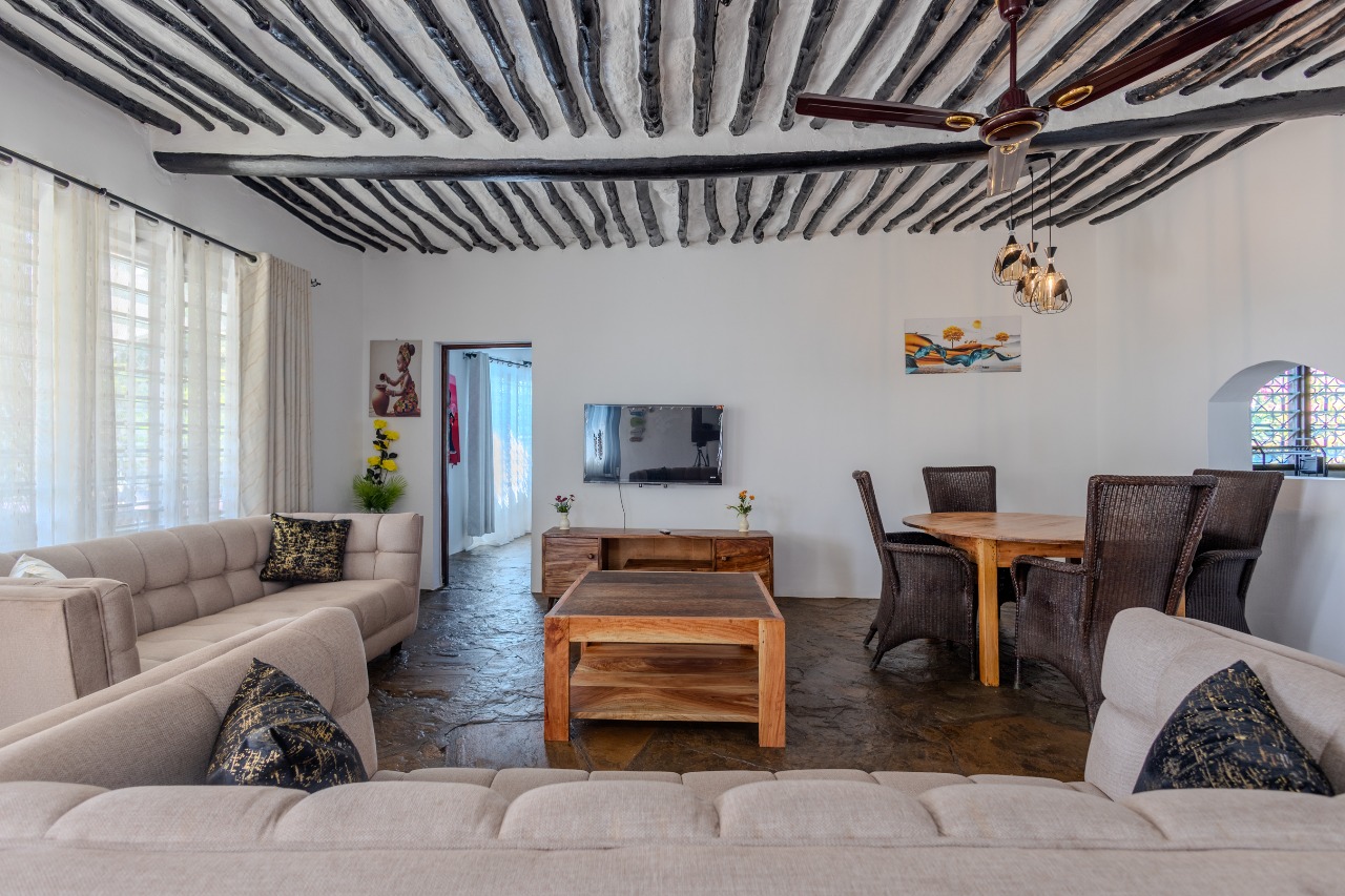 Auregi Villa, Spacious 5-Bedroom Villa